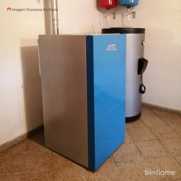 Foto diagonal da Caldeira para Aquecimento Central a Pellets – Artel Boiler 24 com Limpeza Automática instalada na casa de um cliente