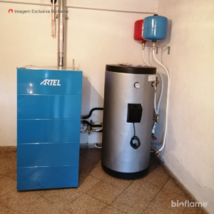 Foto frontal da Caldeira para Aquecimento Central a Pellets – Artel Boiler 24 com Limpeza Automática instalada na casa de um cliente