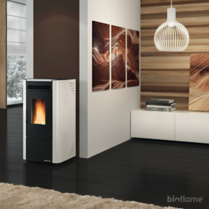 Salamandra a Pellets com Ventilação - Nordica Extraflame Ketty Evo 2.0 branca vista na diagonal em uso numa sala de estar moderna