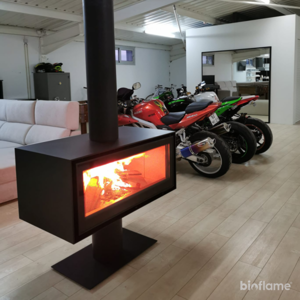 Salamandra a Lenha ADF Linea 100 P Dupla Face instalada em uma sala de estar grande com motos ao fundo