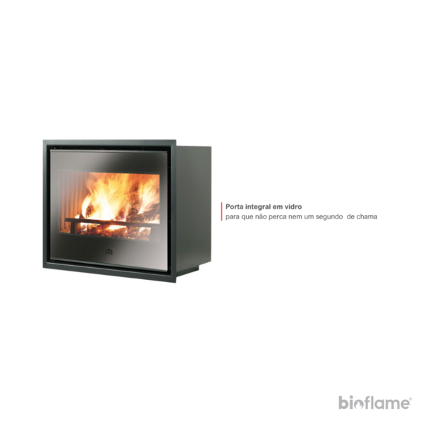 Vista diagonal do Recuperador de Calor a Lenha Canalizável – Edilkamin Firebox Luce Plus 62 com porta em vidro, visibilidade das chamas.